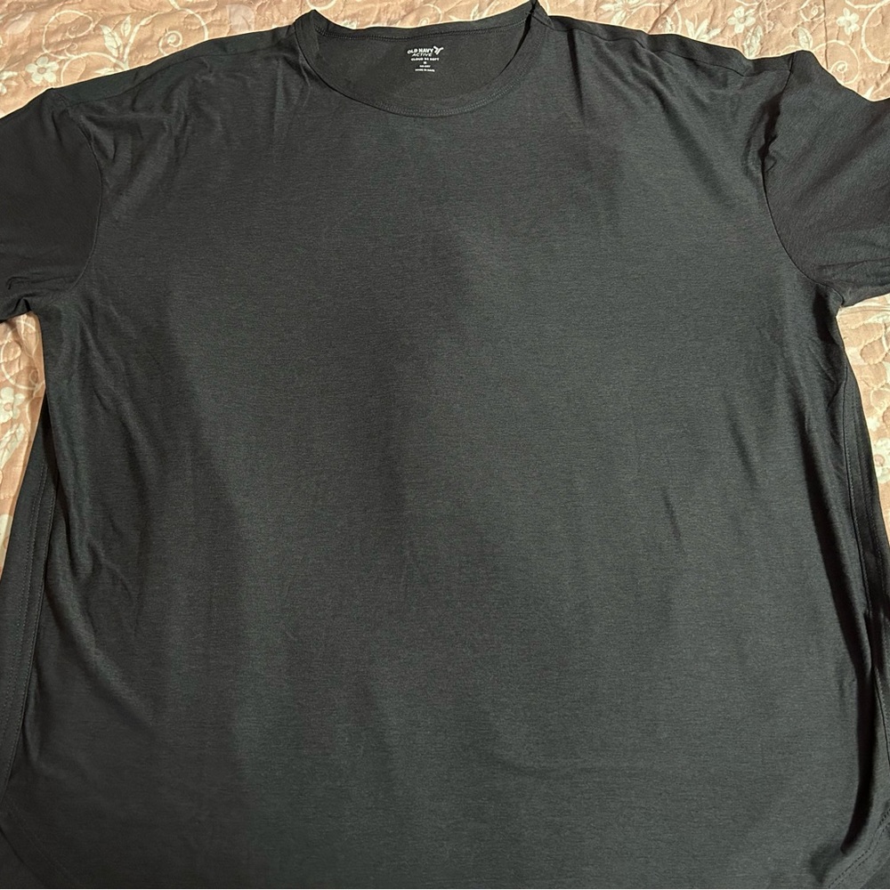 Old Navy cloud 94 soft active wear shirt. Size L NWT.